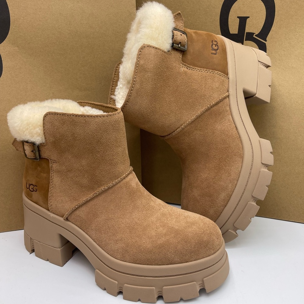 UGG WMNS 
W BROOKLYN BUCKLE PLATFORM HIGH HEELS BOOTS CHESTNUT Tan Shearling